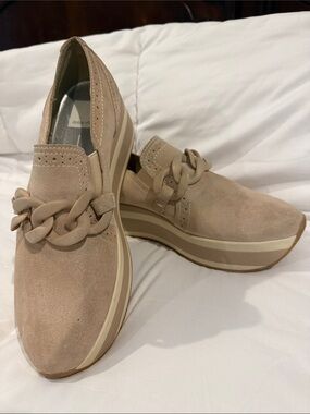 Dolce Vita Beige Suede Platform Loafers Chain Detail Shoes Size 8.5